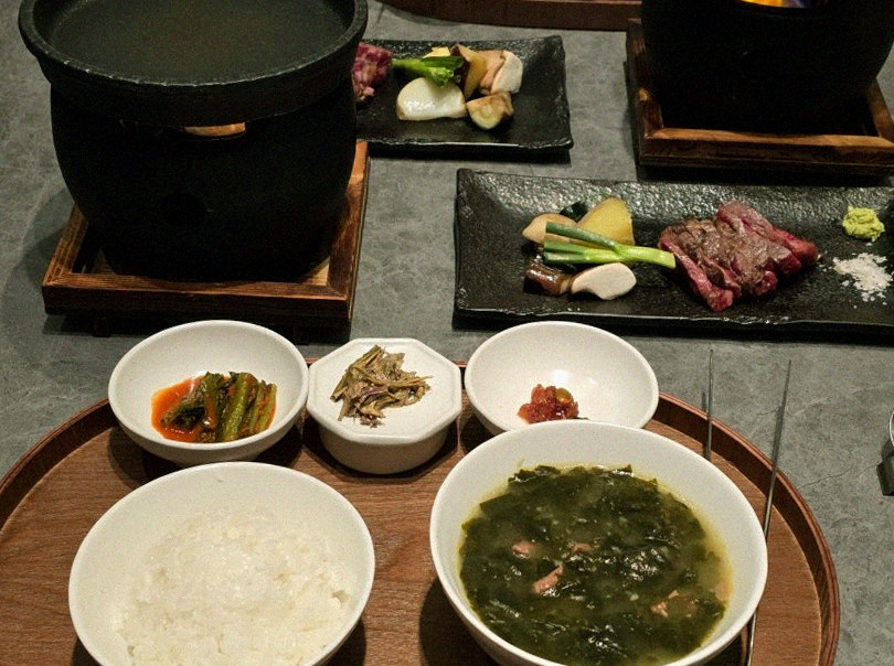 우하나 여의도점 · 여의도 회식 · 정갈하게 차려진 반찬과 곁들임 찬