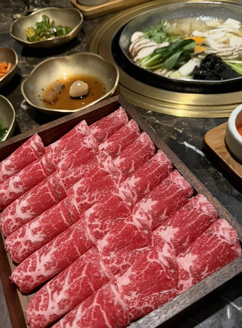 DAEBOJUNG Yeouido · 招牌韩牛展示 — 木盒中呈现的雪花韩牛与鱼子酱
