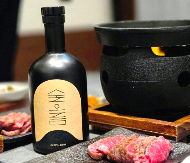 GOWOOGA Gangnam·Yeoksam · the signature Hanwoo showing — marbled beef cuts and caviar presented in a display chest