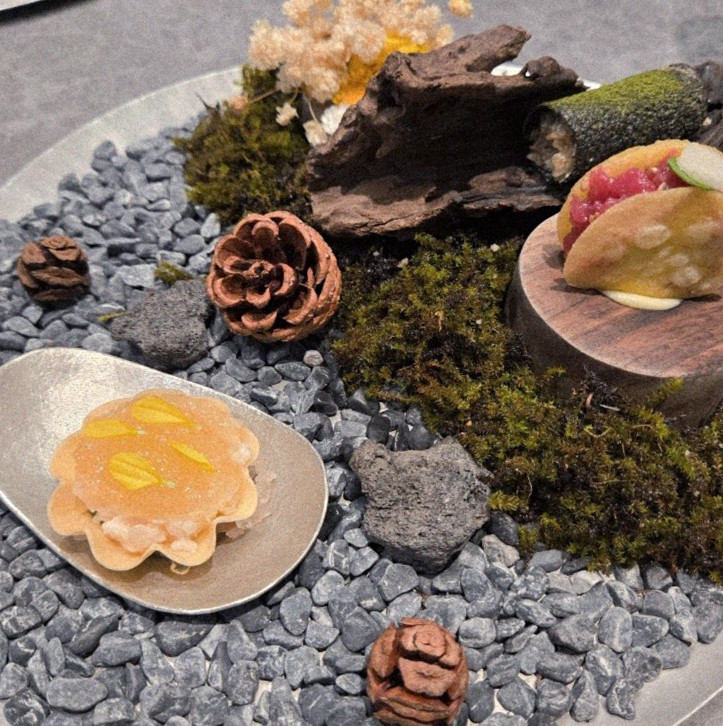 GOWOOGA Gangnam·Yeoksam · seafood course served alongside the beef