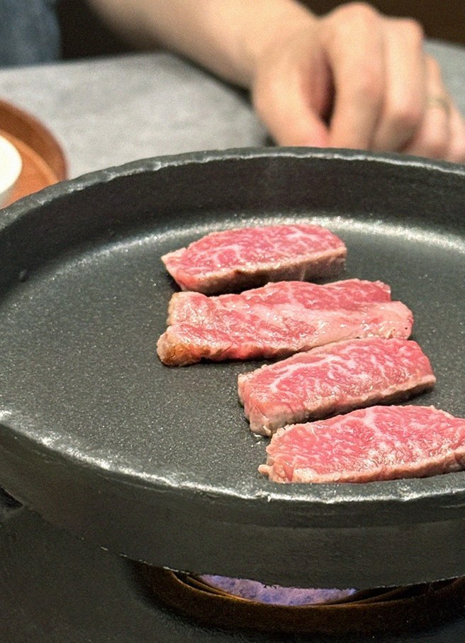 GOWOOGA Gangnam·Yeoksam · Hanwoo beef grilling over binchotan charcoal