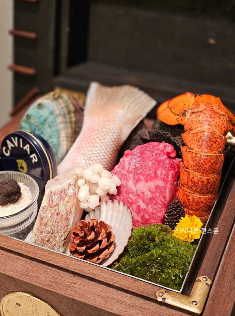 GOWOOGA Gangnam·Yeoksam · the signature Hanwoo showing — marbled beef cuts and caviar presented in a display chest