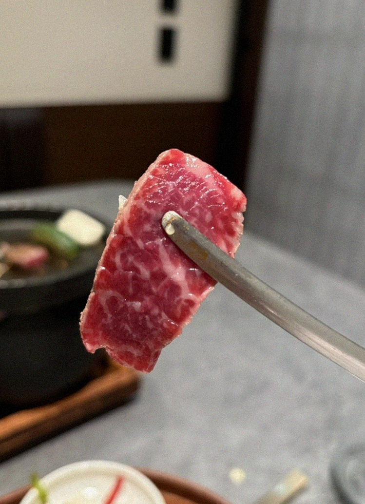 GOWOOGA Gangnam·Yeoksam · premium marbled Hanwoo beef presented before grilling