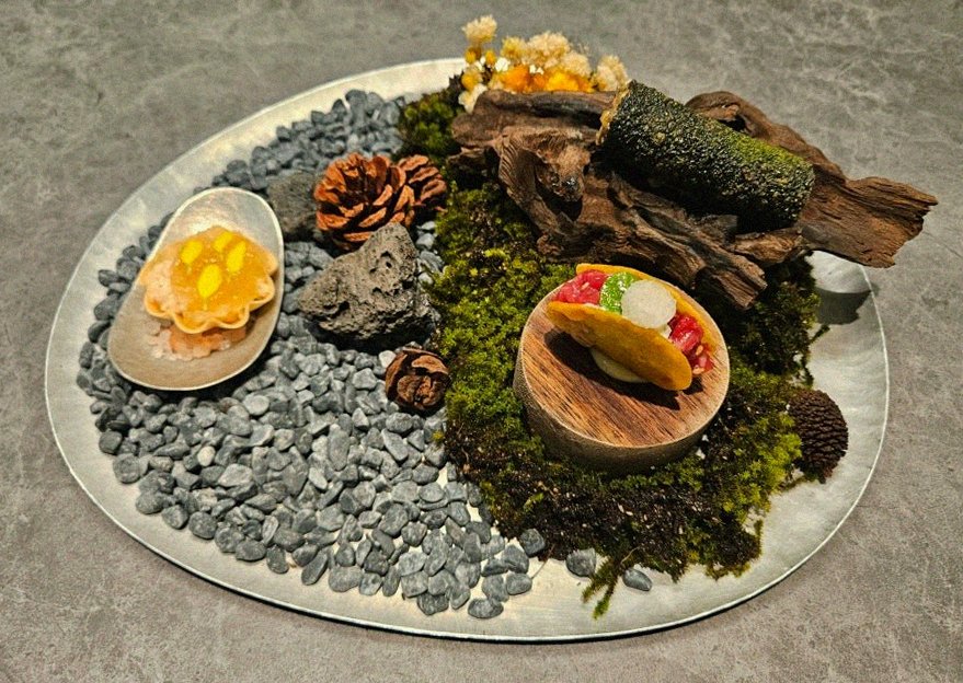 GOWOOGA Gangnam·Yeoksam · a plated course of Hanwoo beef