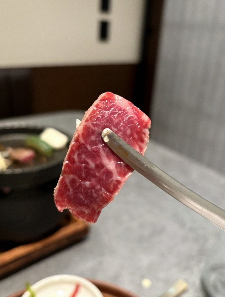 GOWOOGA Gangnam·Yeoksam · premium marbled Hanwoo beef presented before grilling