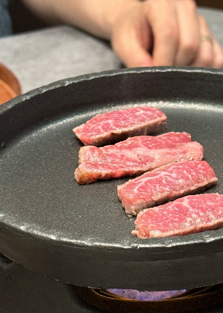 GOWOOGA Gangnam·Yeoksam · Hanwoo beef grilling over binchotan charcoal
