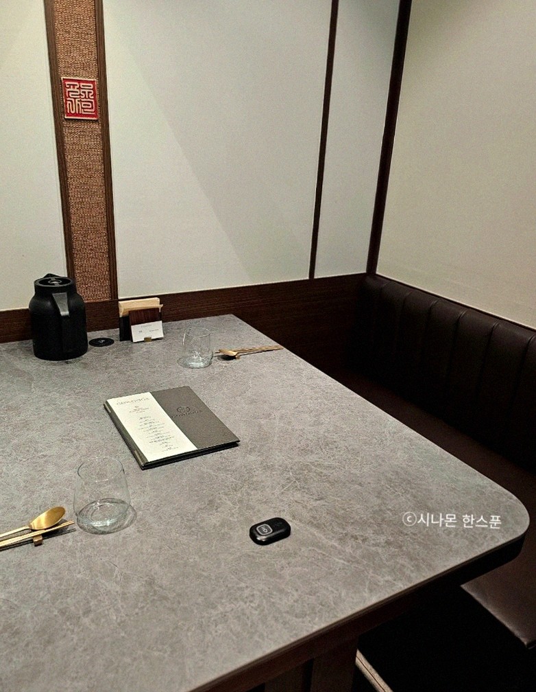 GOWOOGA Gangnam·Yeoksam · the signature Hanwoo showing — marbled beef cuts and caviar presented in a display chest
