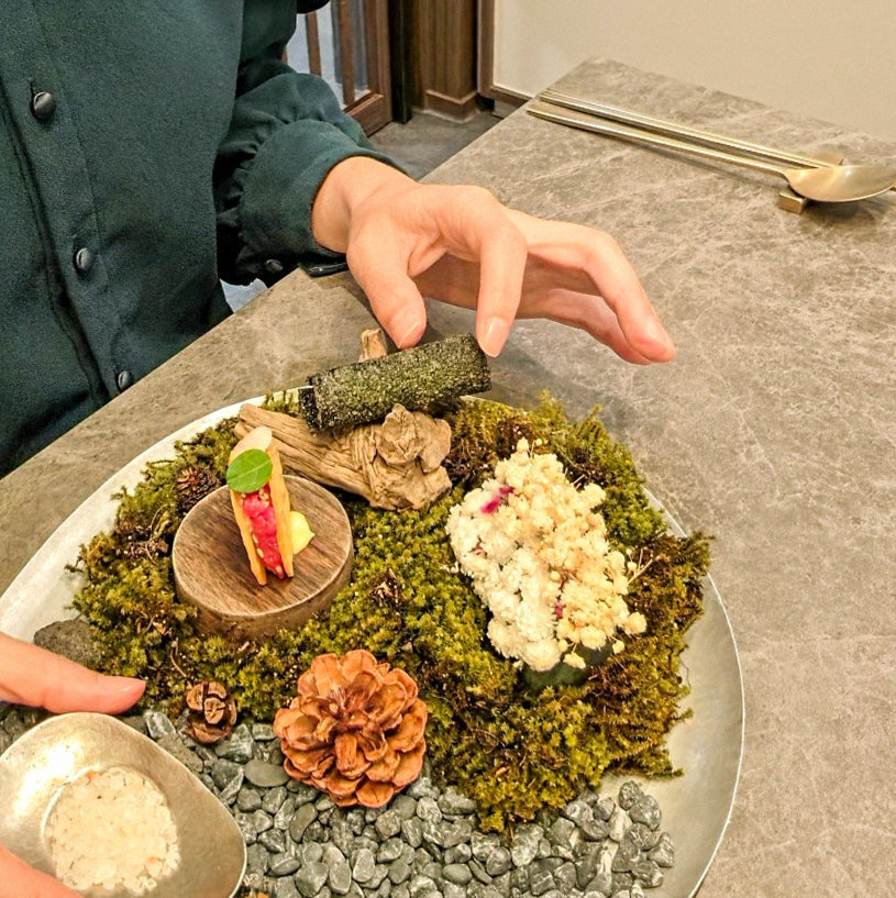 고우가 여의도점 · 영등포 룸식당 · 정갈하게 차려진 반찬과 곁들임 찬