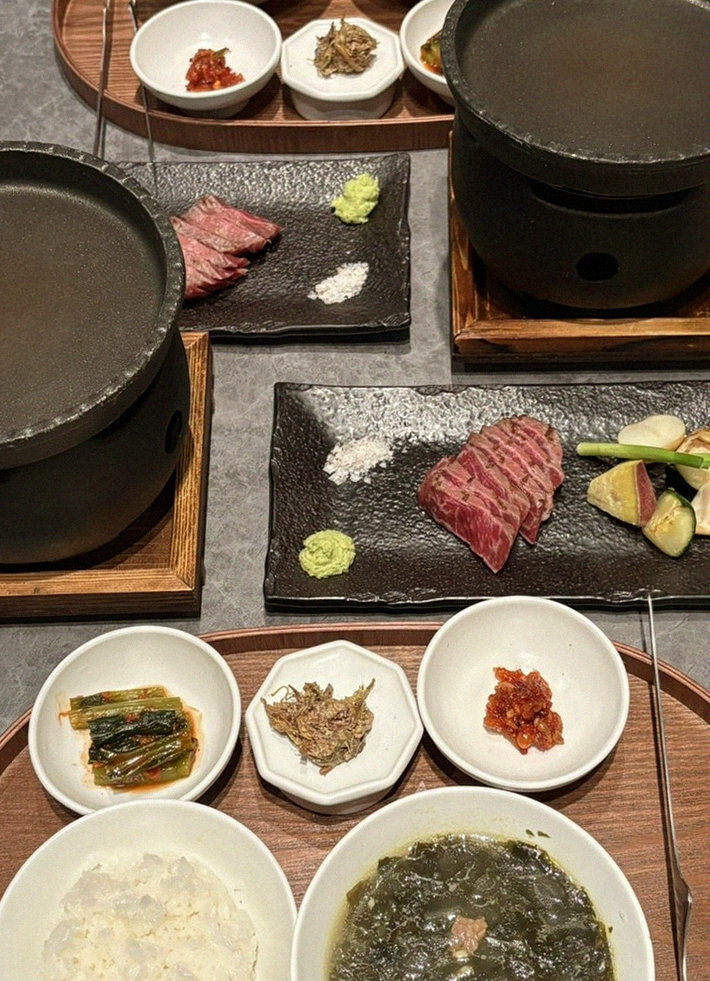 우하나 여의도점 · 여의도 상견례식당 · 시그니처 한우 쇼잉 — 진열함에 담긴 마블링 한우와 캐비아