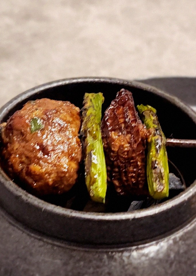 GOWOOGA Gwanghwamun · Hanwoo beef grilling over binchotan charcoal