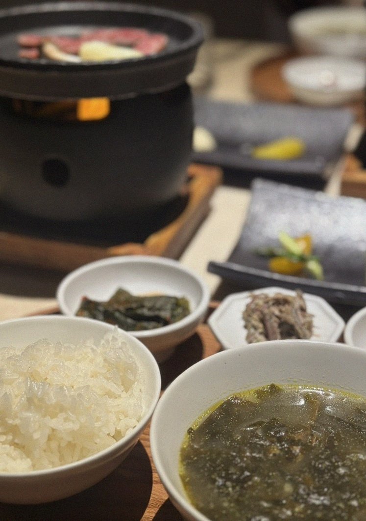 우아라 광화문점 · 광화문 소고기 · 정갈하게 차려진 반찬과 곁들임 찬