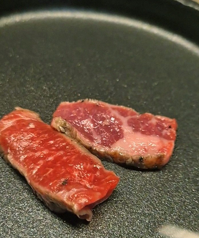우아라 광화문점 · 광화문 소고기 · 마블링이 살아있는 프리미엄 한우 쇼잉