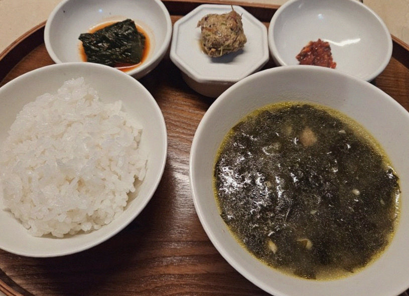 우아라 광화문점 · 서울 상견례식당 · 정갈하게 차려진 반찬과 곁들임 찬