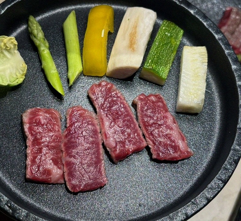 우아라 광화문점 · 서울 상견례식당 · 마블링이 살아있는 프리미엄 한우 쇼잉