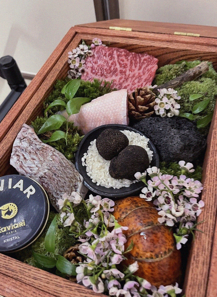 고우가 여의도점 · 서울 여의도 맛집 · 시그니처 한우 쇼잉 — 진열함에 담긴 마블링 한우와 캐비아