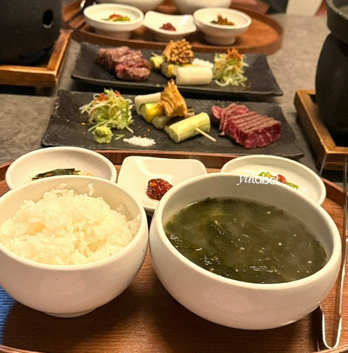 고우가 여의도점 · 서울 여의도 맛집 · 정갈하게 차려진 반찬과 곁들임 찬
