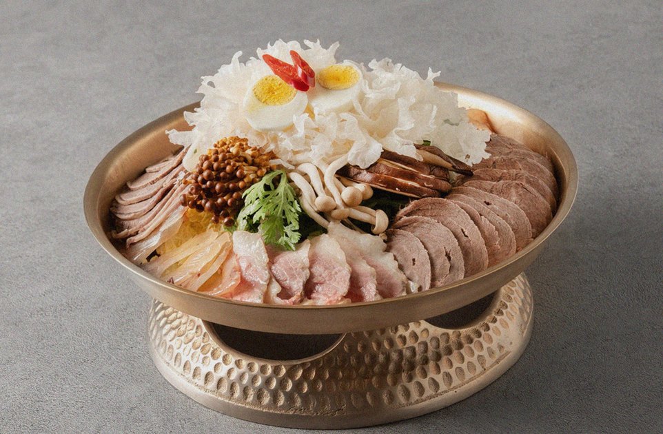 DAEBOJUNG Yeouido · the signature Hanwoo showing — marbled beef cuts and caviar presented in a display chest