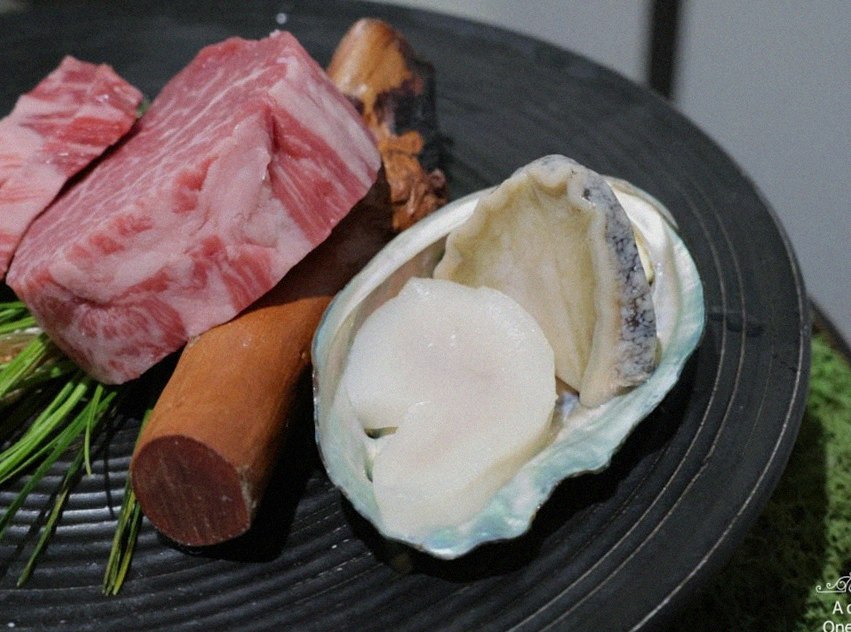 DAEBOJUNG Yeouido · seafood course served alongside the beef