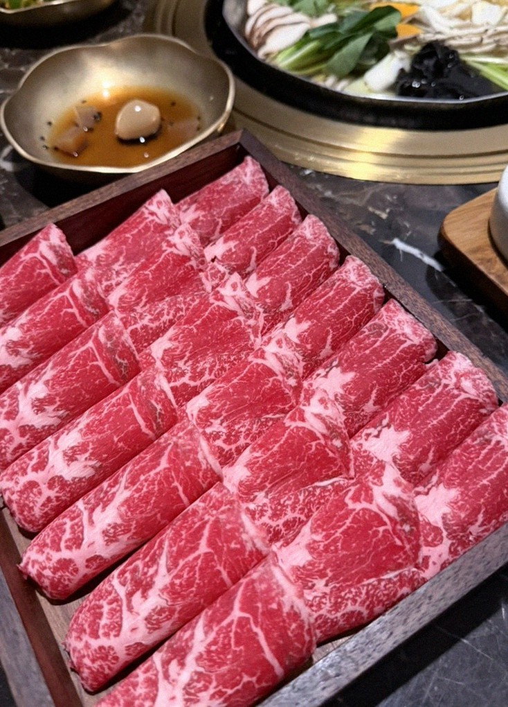 DAEBOJUNG Yeouido · premium marbled Hanwoo beef presented before grilling