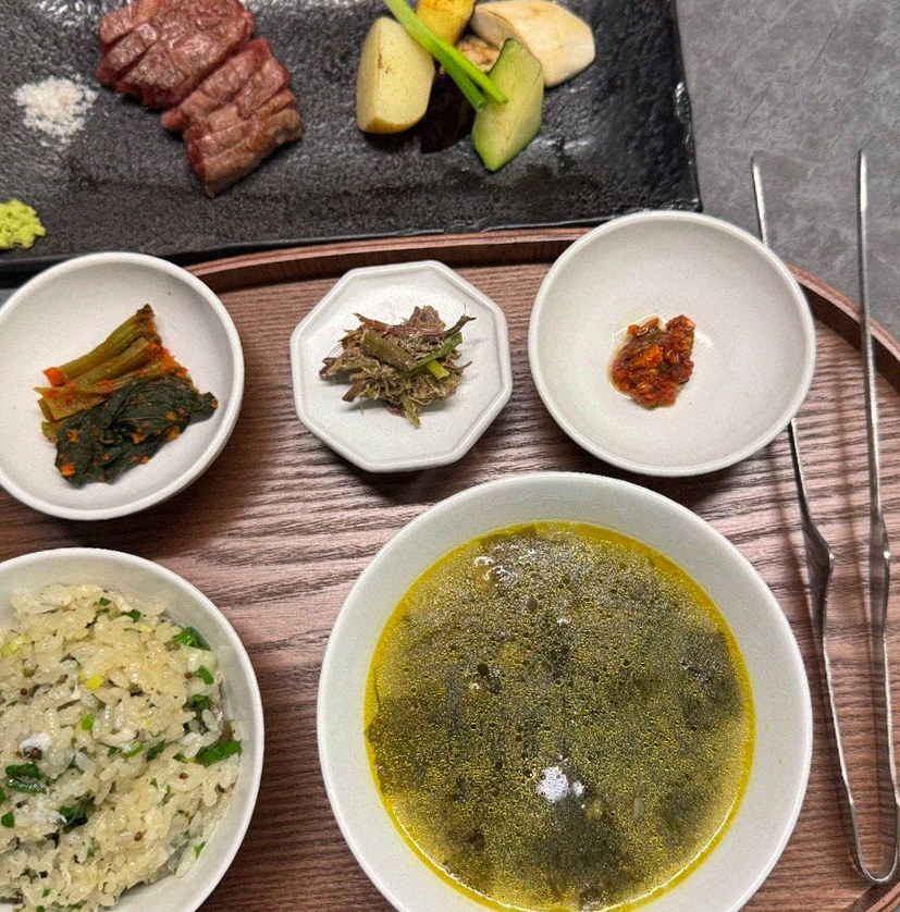 우하나 여의도점 · 여의도 IFC 맛집 · 정갈하게 차려진 반찬과 곁들임 찬
