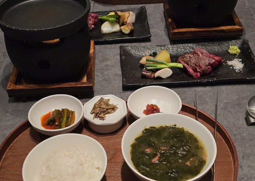 WOOHANA Yeouido · assorted Korean side dishes (banchan)