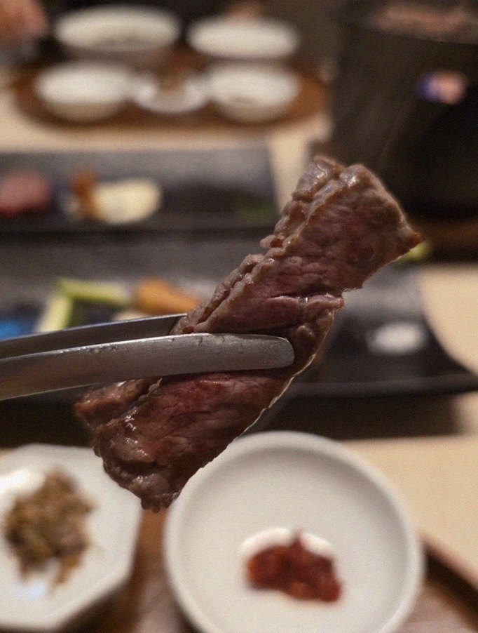 WOOARA Gwanghwamun · premium marbled Hanwoo beef presented before grilling