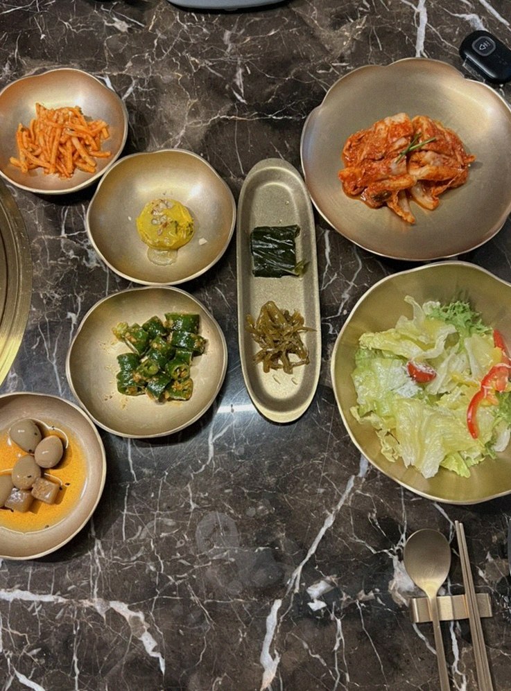 대보정 여의도점 · 여의도 한식맛집 · 정갈하게 차려진 반찬과 곁들임 찬