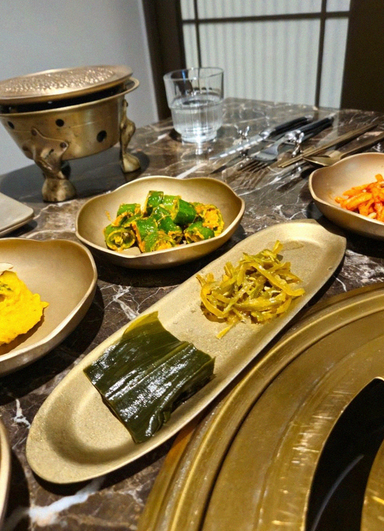 대보정 시청역점 · 광화문 맛집추천 · 정갈하게 차려진 반찬과 곁들임 찬