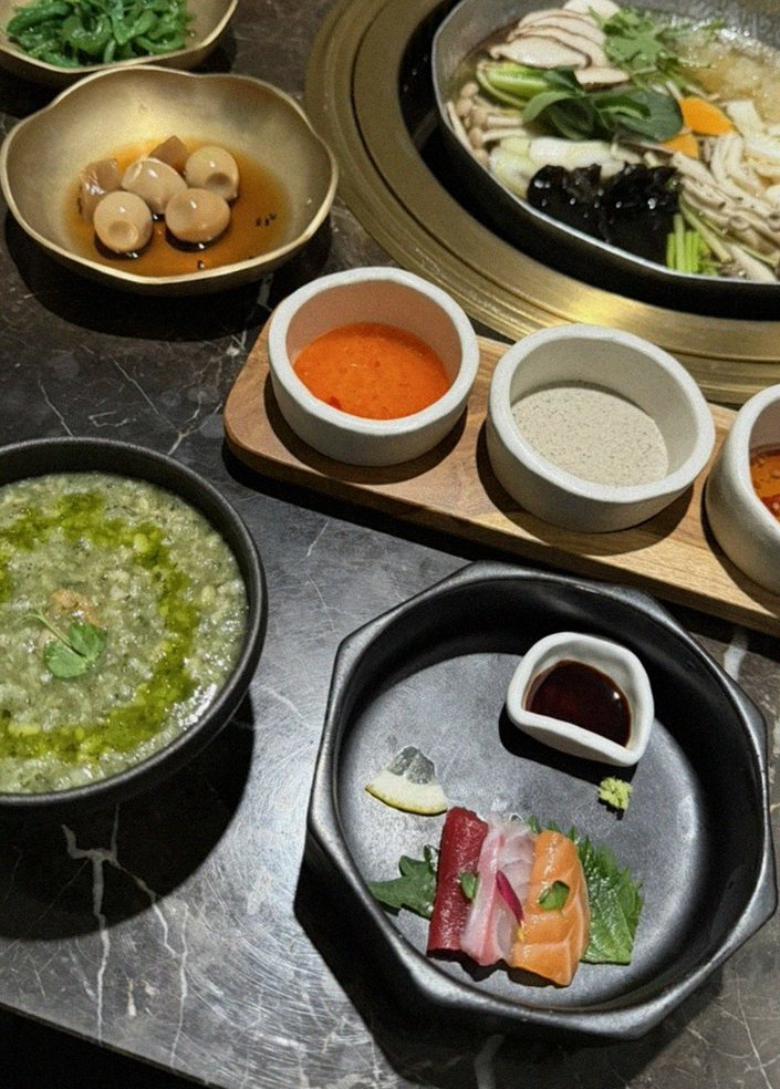 대보정 시청역점 · 광화문 맛집추천 · 정갈하게 차려진 반찬과 곁들임 찬