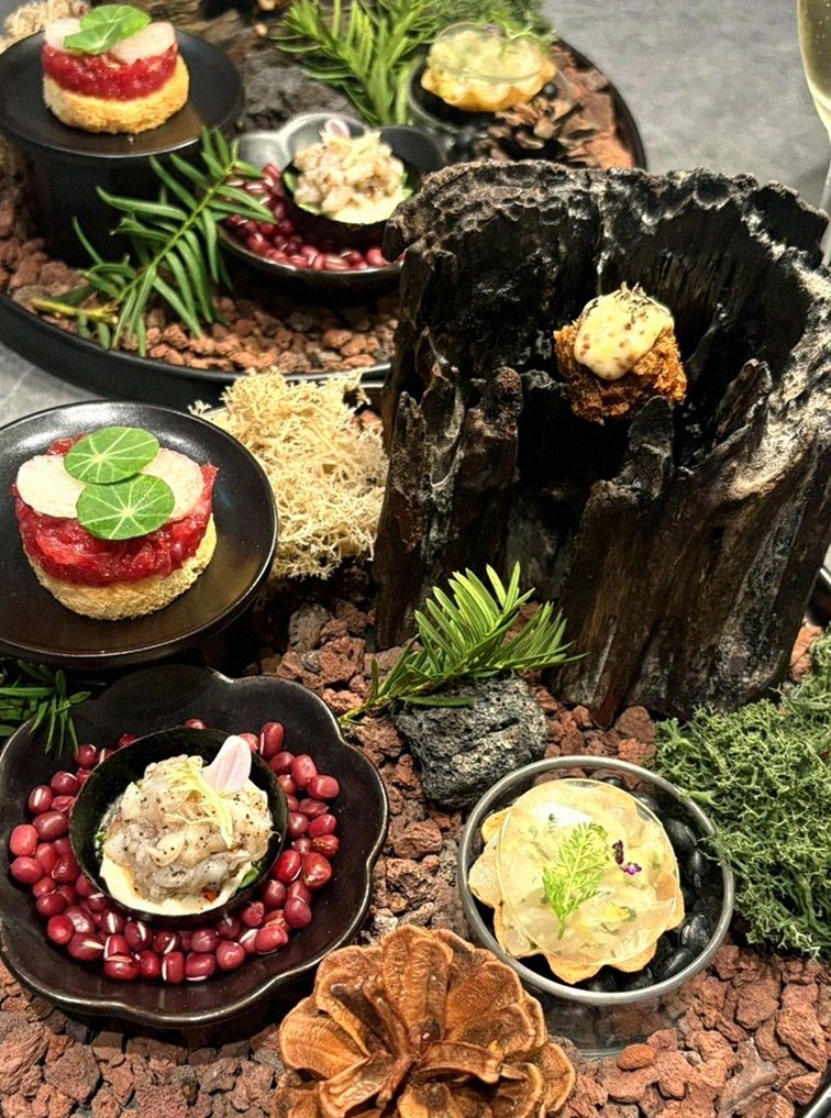 우하나 종각역점 · 서울역 맛집 광화문 맛집 · 시그니처 한우 쇼잉 — 진열함에 담긴 마블링 한우와 캐비아