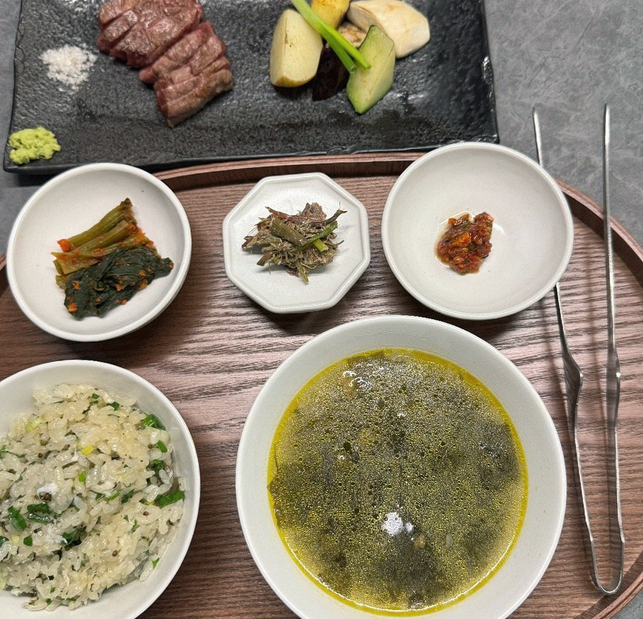 우하나 종각역점 · 서울역 맛집 광화문 맛집 · 정갈하게 차려진 반찬과 곁들임 찬