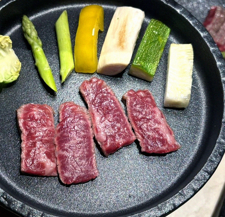 우아라 광화문점 · 광화문 한우 · 마블링이 살아있는 프리미엄 한우 쇼잉