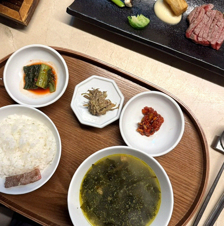 우아라 광화문점 · 광화문 한우 · 정갈하게 차려진 반찬과 곁들임 찬