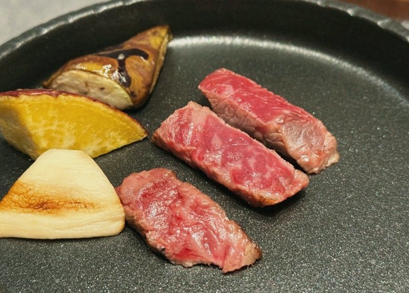 WOOHANA Yeouido · Hanwoo beef grilling over binchotan charcoal
