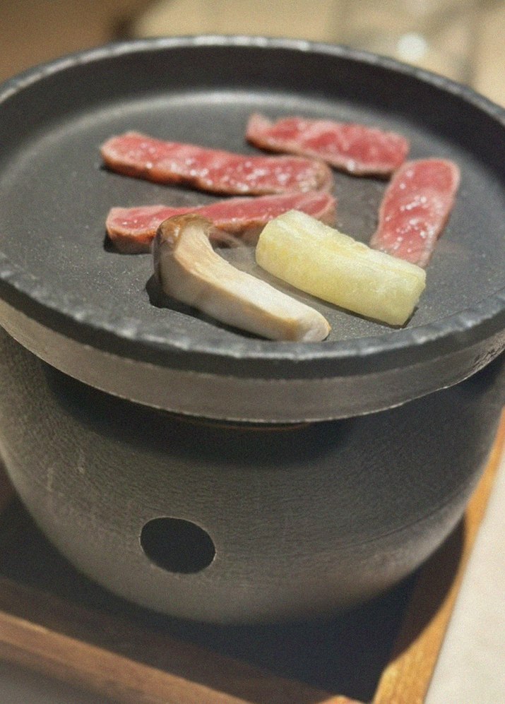 우아라 여의도점 · 영등포 소고기 · 시그니처 한우 쇼잉 — 진열함에 담긴 마블링 한우와 캐비아