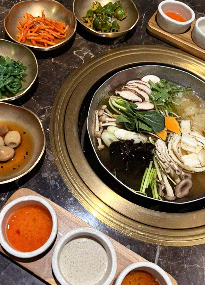 대보정 여의도점 · 영등포 고기맛집 · 정갈하게 차려진 반찬과 곁들임 찬