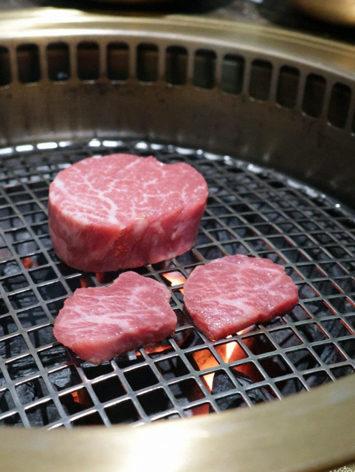 대보정 여의도점 · 영등포 고기맛집 · 비장탄 그릴 위에서 익어가는 한우