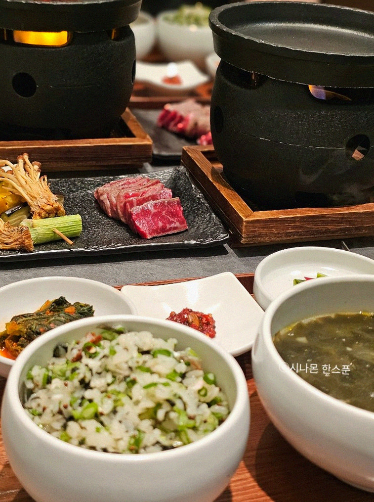 고우가 역삼점 강남 · 강남 한우 · 정갈하게 차려진 반찬과 곁들임 찬