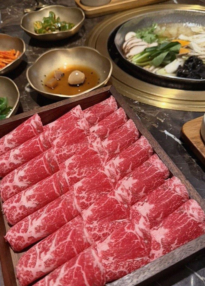 DAEBOJUNG Yeouido · the signature Hanwoo showing — marbled beef cuts and caviar presented in a display chest