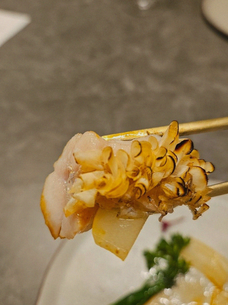 GOWOOGA Yeouido · seafood course served alongside the beef