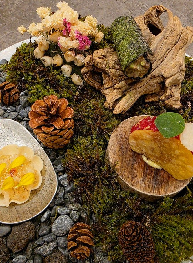 GOWOOGA Gwanghwamun · seafood course served alongside the beef
