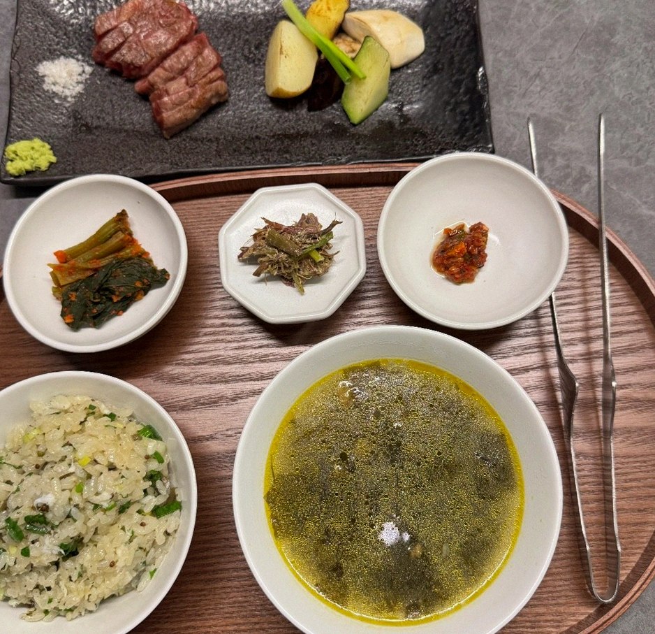 우하나 종각역점 · 종로 한정식 · 정갈하게 차려진 반찬과 곁들임 찬