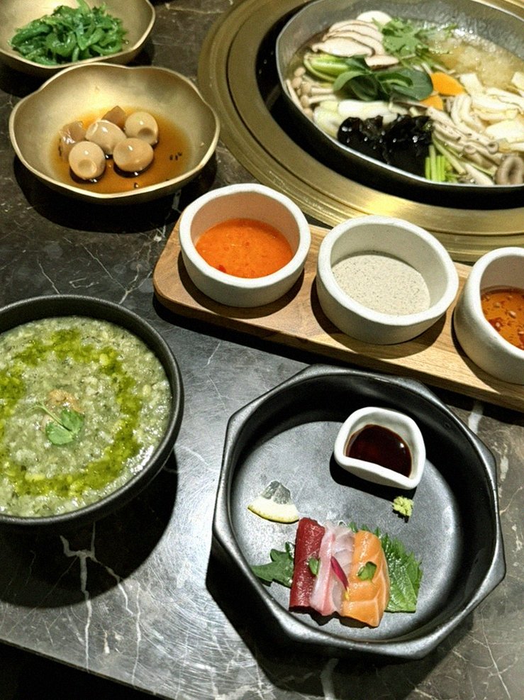 대보정 시청역점 · 종로 맛집 · 정갈하게 차려진 반찬과 곁들임 찬