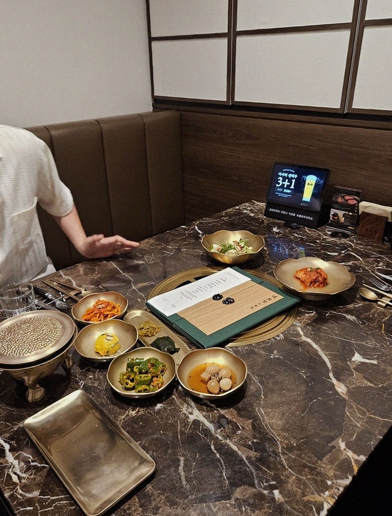 대보정 시청역점 · 종로 맛집 · 한 상 가득 차려진 한우 오마카세 코스