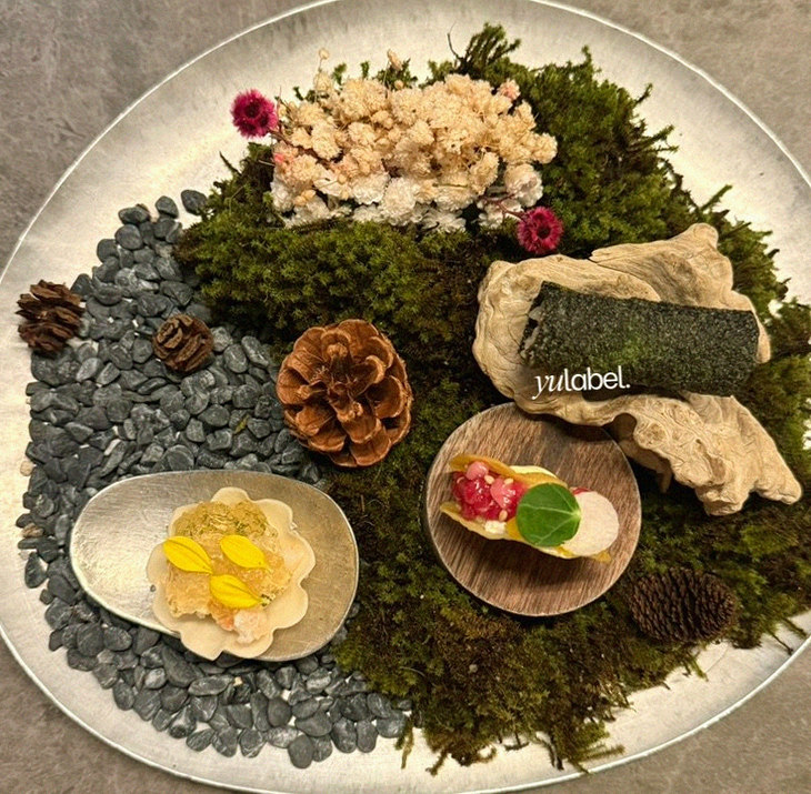 GOWOOGA Yeouido · seafood course served alongside the beef