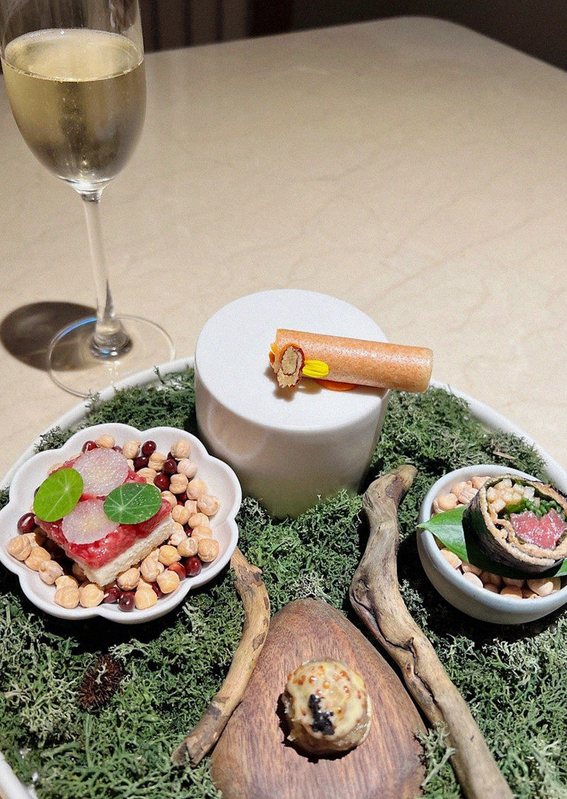 WOOARA Gwanghwamun · the signature Hanwoo showing — marbled beef cuts and caviar presented in a display chest