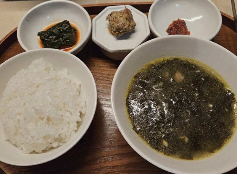 WOOARA Gwanghwamun · assorted Korean side dishes (banchan)