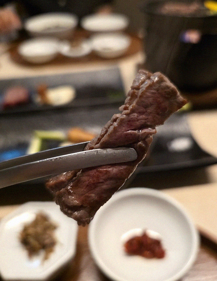 WOOARA Gwanghwamun · premium marbled Hanwoo beef presented before grilling