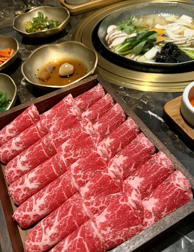 대보정 시청역점 · 서울역 오마카세 · 시그니처 한우 쇼잉 — 진열함에 담긴 마블링 한우와 캐비아