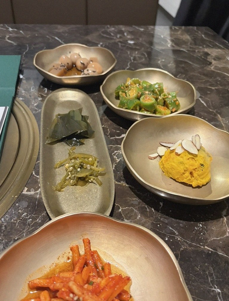 대보정 여의도점 · 정갈하게 차려진 반찬과 곁들임 찬